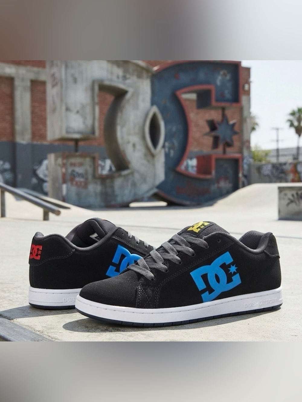 New authentic DC signature skate shoes sneakers sz 5.5 boys display